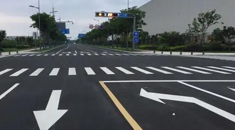 蘇州停車位劃線廠家解讀，道路交通標志牌通常布置在什么區域？